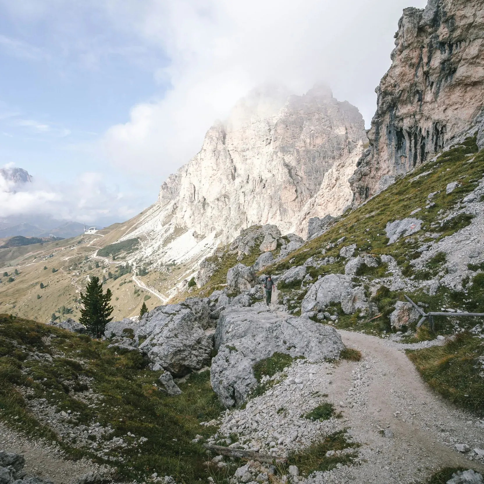 Trail ascending toward Forcella del Cir, connecting to the Puez-Odle Nature Park, set within the park’s iconic rocky landscape.