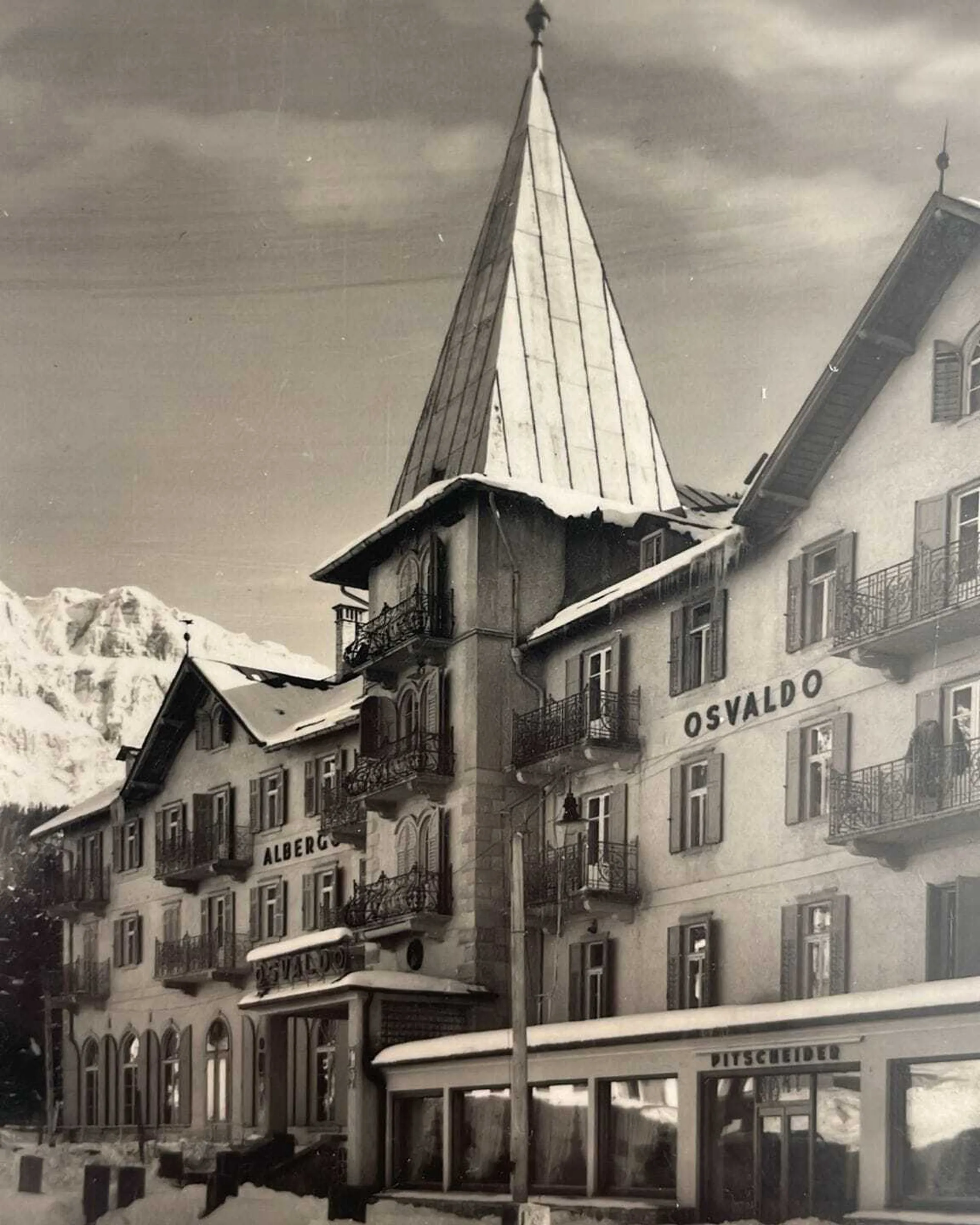 Una foto storica Grand Hotel Oswald in Val Gardena
